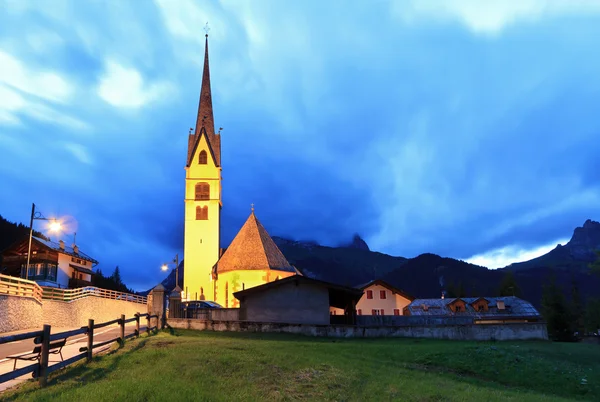 Альпийская церковь вечером — стоковое фото
