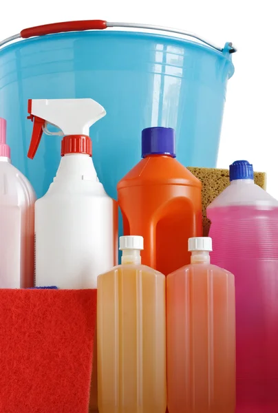 Esponjas de detergentes e balde — Fotografia de Stock