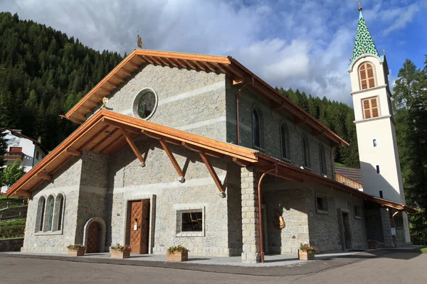 Kirche in canazei, italien — Stockfoto