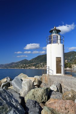 üzerinde deniz feneri