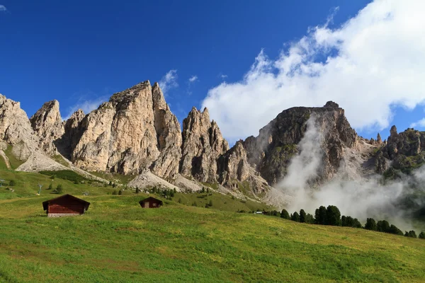 Dolomites dans la vallée de Badia — Photo