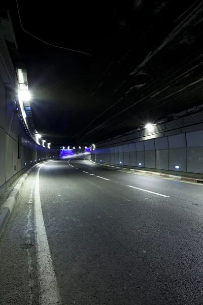 Тунель - Міський дорожній тунель — стокове фото