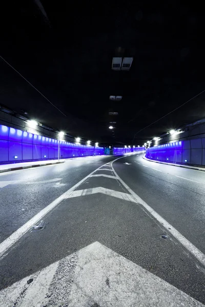 Tunnel - urban highway vägtunnel — Stockfoto