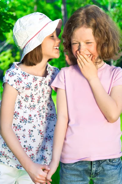 Twee kleine whispering meisjes — Stockfoto