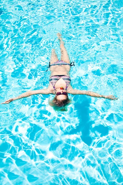 The woman is the pool — Stock Photo, Image