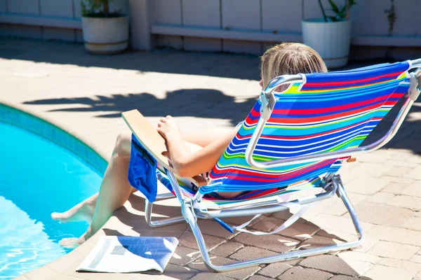 The woman is sitting near the pool — Stock Photo, Image