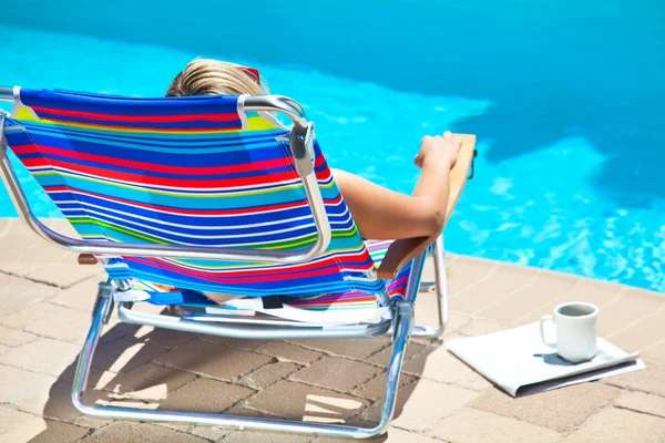 A mulher relaxando perto da piscina — Fotografia de Stock