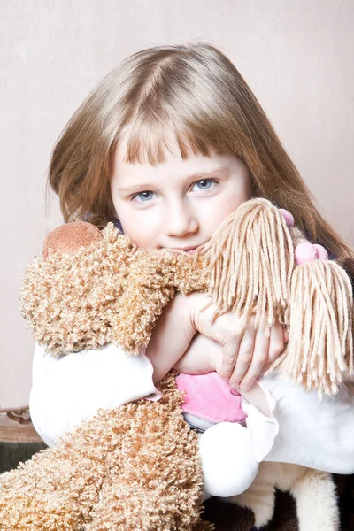Девочка с игрушками — стоковое фото