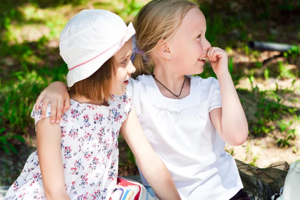 Twee meisjes in het park — Stockfoto