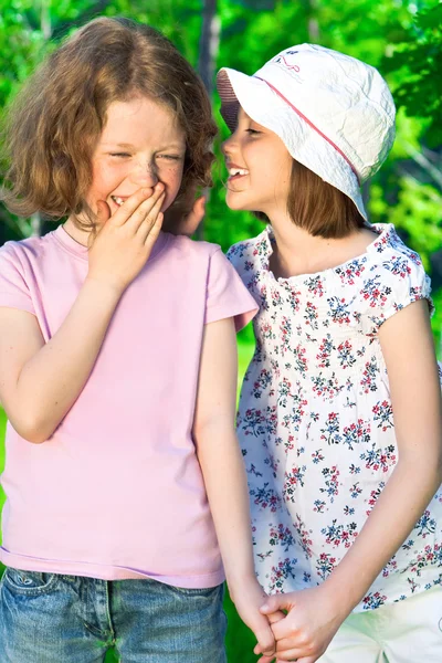 Две маленькие шепчущие девочки — стоковое фото