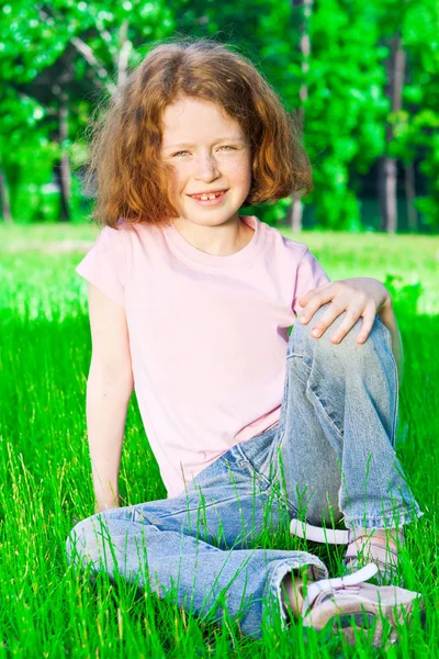 La ragazza sull'erba — Foto Stock