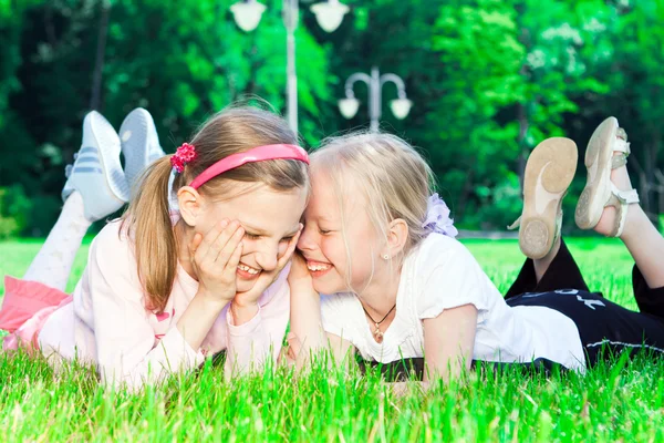 Две милые девушки смеются — стоковое фото