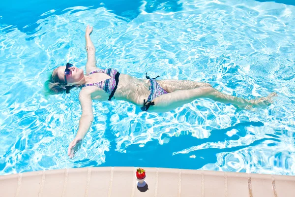 Woman in the pool — Stock Photo, Image