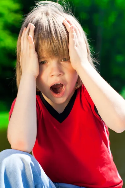 The boy is shocked — Stock Photo, Image