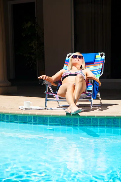 The wooman on the pool area — Stock Photo, Image