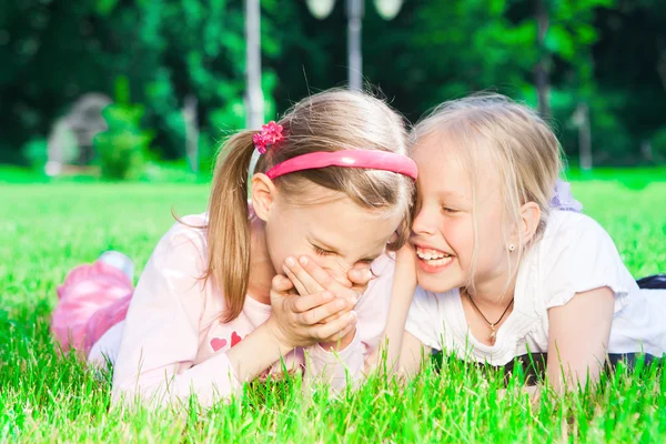Dos chicas lindas riendo Imágenes de stock libres de derechos