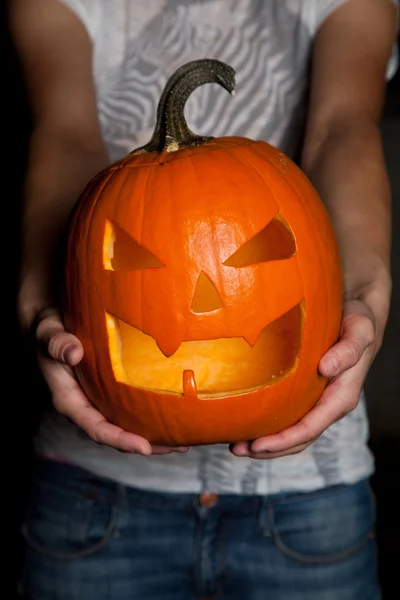 Halloween pumpa i hand — Stockfoto
