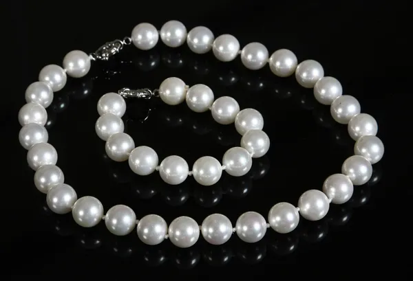 Pearl beads and bracelet — Stock Photo, Image