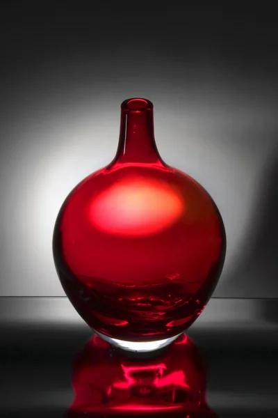 Červené sklo váza — Stock fotografie