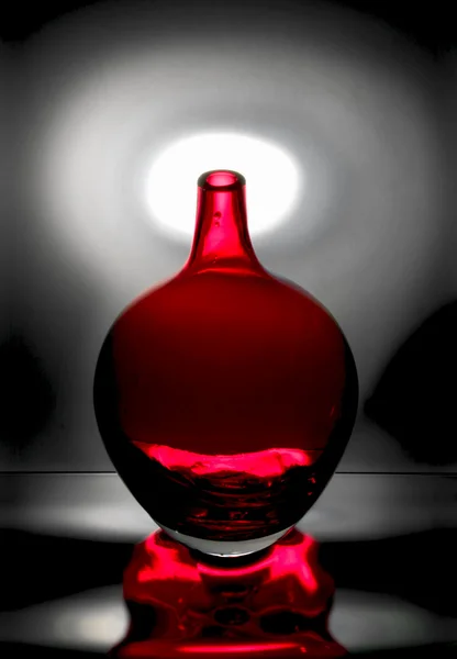 Kırmızı cam vazo — Stok fotoğraf