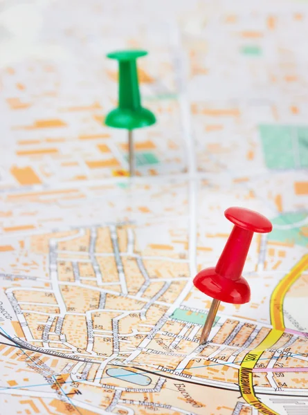 Red and green pushpin on a map — Stock Photo, Image