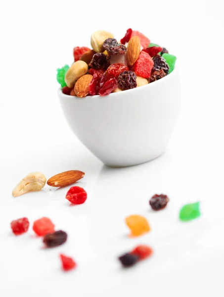 Trockenfrüchte und Nüsse in Tasse mischen — Stockfoto