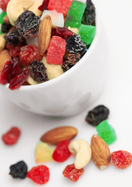 Meng gedroogde vruchten en noten in cup — Stockfoto