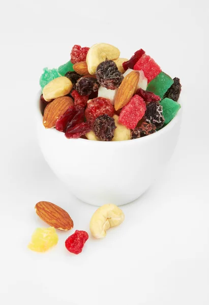 Trockenfrüchte und Nüsse in Tasse mischen — Stockfoto