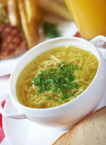 Куриный суп — стоковое фото