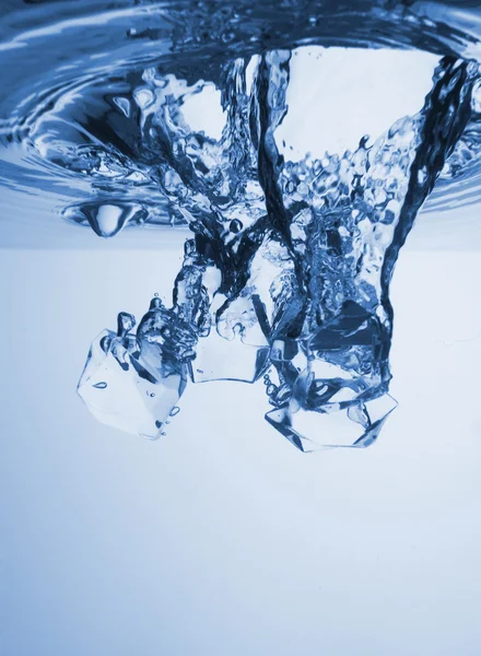 Vatten stänk med is — Stockfoto