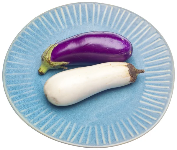 Белые и фиолетовые баклажаны — стоковое фото