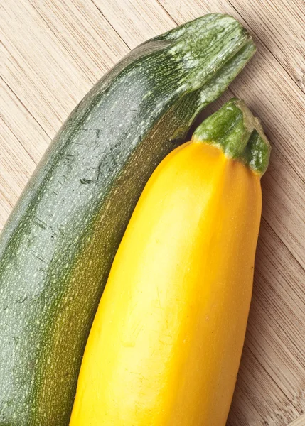Greean och gyllene gul zucchini squash — Stockfoto