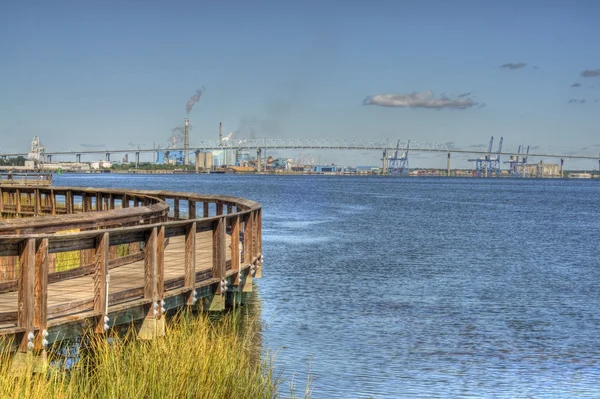 Visa av industrin från riverfront park — Stockfoto