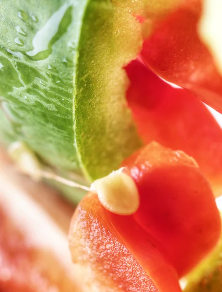 Artistieke plantaardige close-up rode en groene paprika — Stockfoto