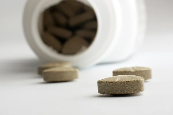 Bir kavanoz ile çimenli tabletleri — Stok fotoğraf