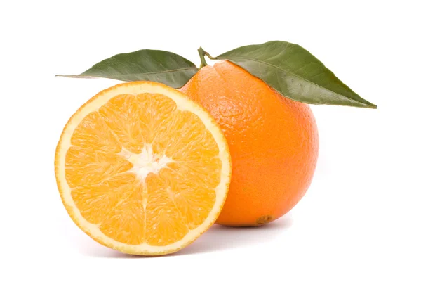 Šťavnatý pomeranč izolovaných na bílém pozadí. — Stock fotografie