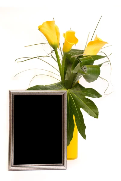 Krásná kytice z kalhot a stříbrného rámu na bílém — Stock fotografie
