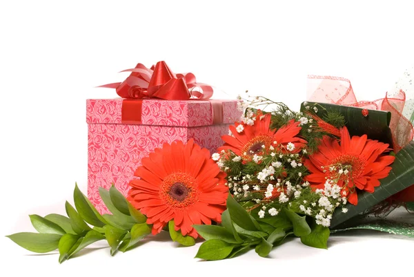 Magnífica gerbera bouquet e caixa de presente em um branco — Fotografia de Stock