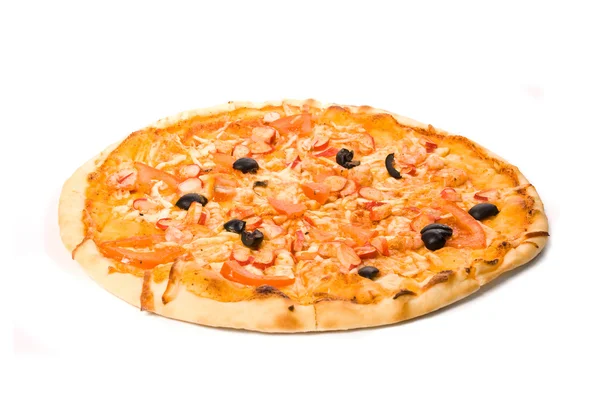 Pizza cu sos, brânză, șuncă, cârnați, roșii, carne de porc, ciuperci , — Fotografie, imagine de stoc