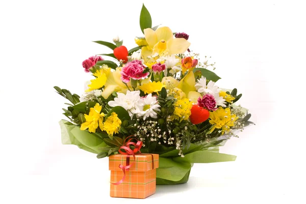 壮大な花束とプレゼント ボックス、白 — ストック写真