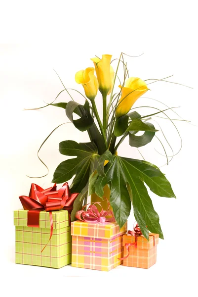 Gelber Callas Strauß und Geschenkboxen auf weißem Grund — Stockfoto