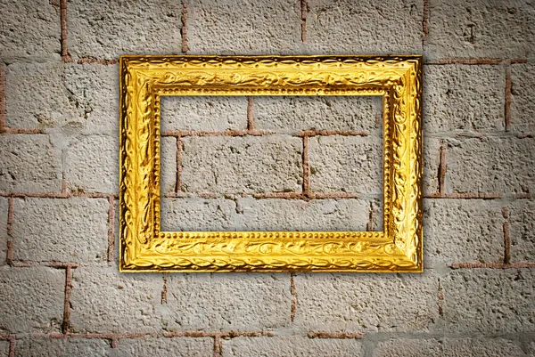 Złota ramka na starym tle ściany — Zdjęcie stockowe