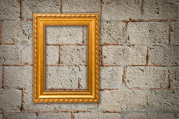 Eski bir duvardaki altın çerçeve — Stok fotoğraf