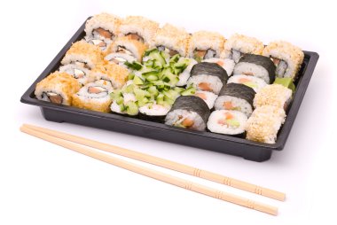 Beyaz bir arka plan üzerinde izole yemek çubukları ile Sushi