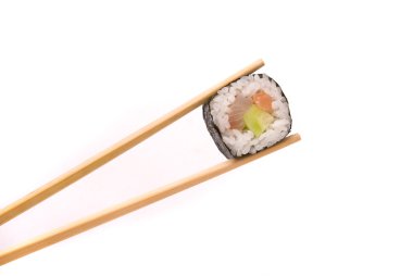 Beyaz bir arka plan üzerinde izole yemek çubukları ile Sushi