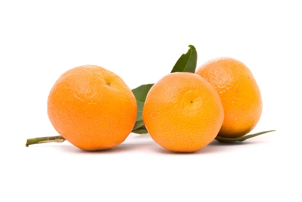 Šťavnatá mandarinka, izolovaných na bílém pozadí. — Stock fotografie