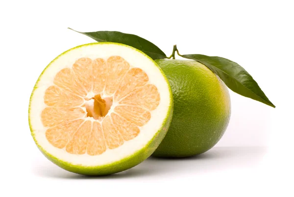Lédús grapefruit elszigetelt fehér background. — Stock Fotó