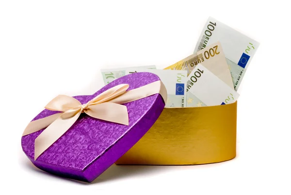 Billetes en euros en caja de regalo. Aislado sobre fondo blanco . —  Fotos de Stock