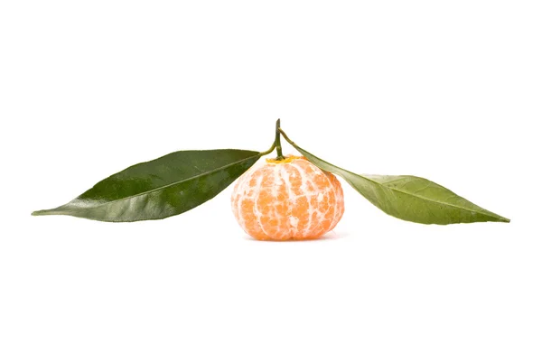 Saftige Mandarine isoliert auf weißem Hintergrund. — Stockfoto
