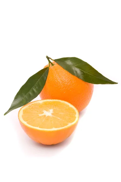 Soczysta pomarańcza na białym tle na białym tle. — Zdjęcie stockowe